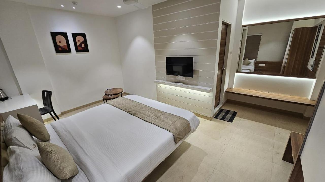 Hotel Veesons Executive Solapur Eksteriør billede