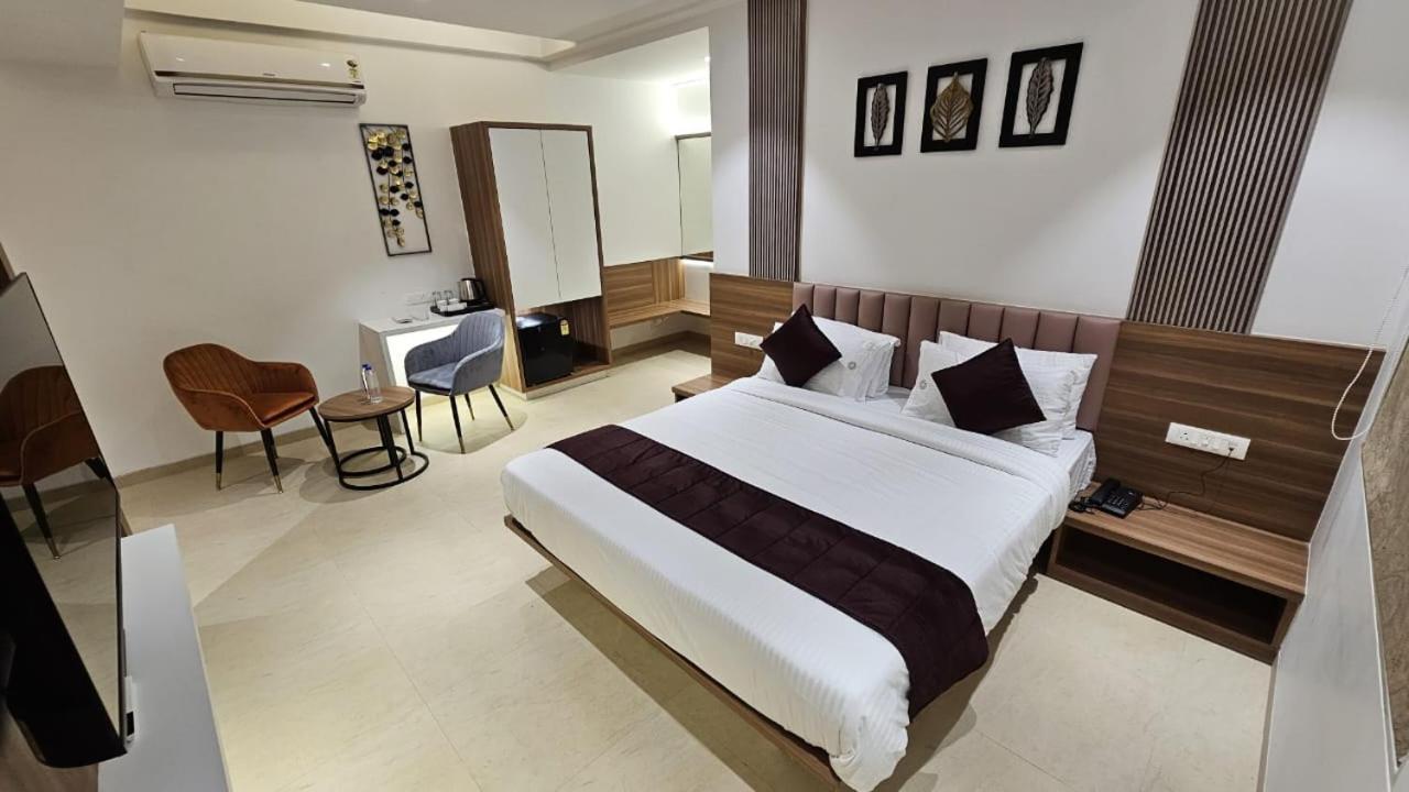 Hotel Veesons Executive Solapur Eksteriør billede