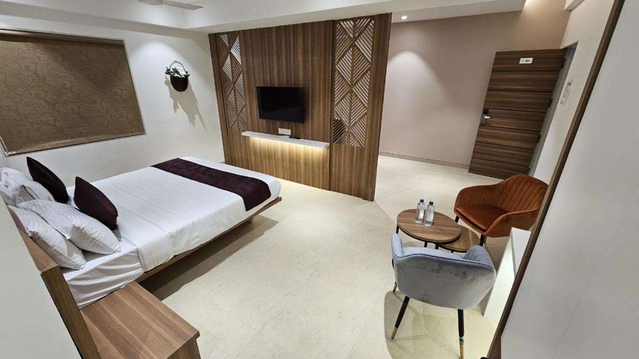 Hotel Veesons Executive Solapur Eksteriør billede