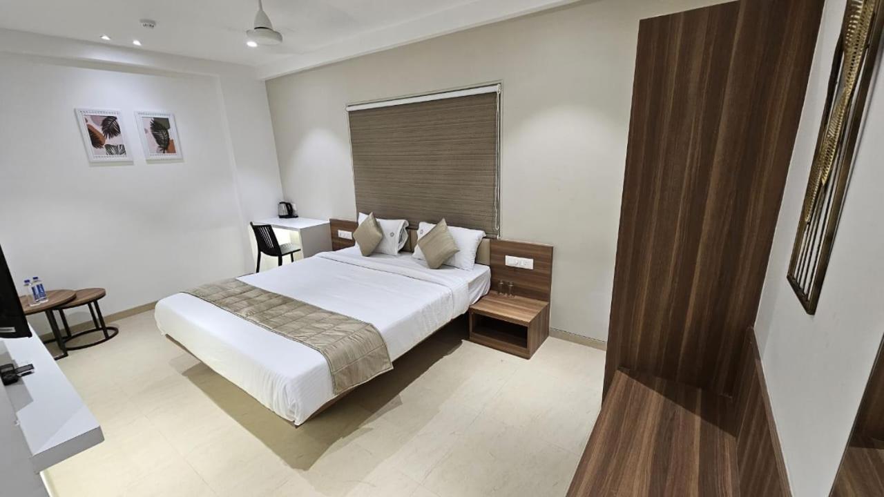 Hotel Veesons Executive Solapur Eksteriør billede