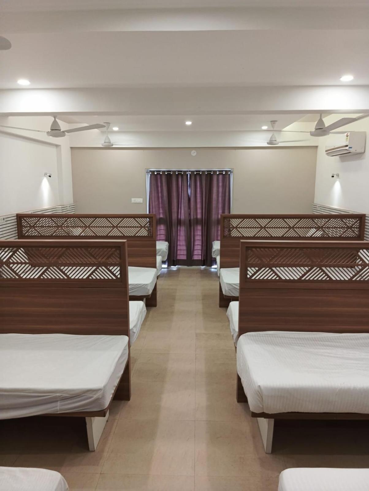 Hotel Veesons Executive Solapur Eksteriør billede