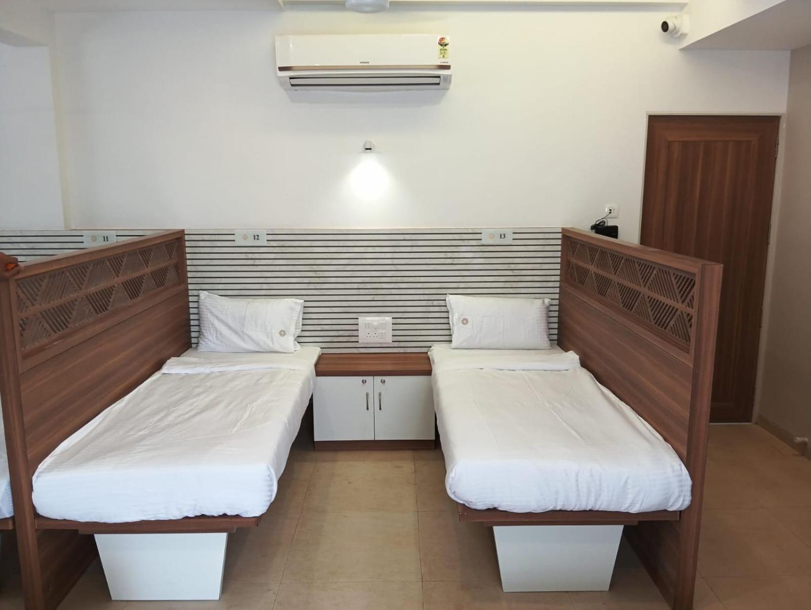 Hotel Veesons Executive Solapur Eksteriør billede