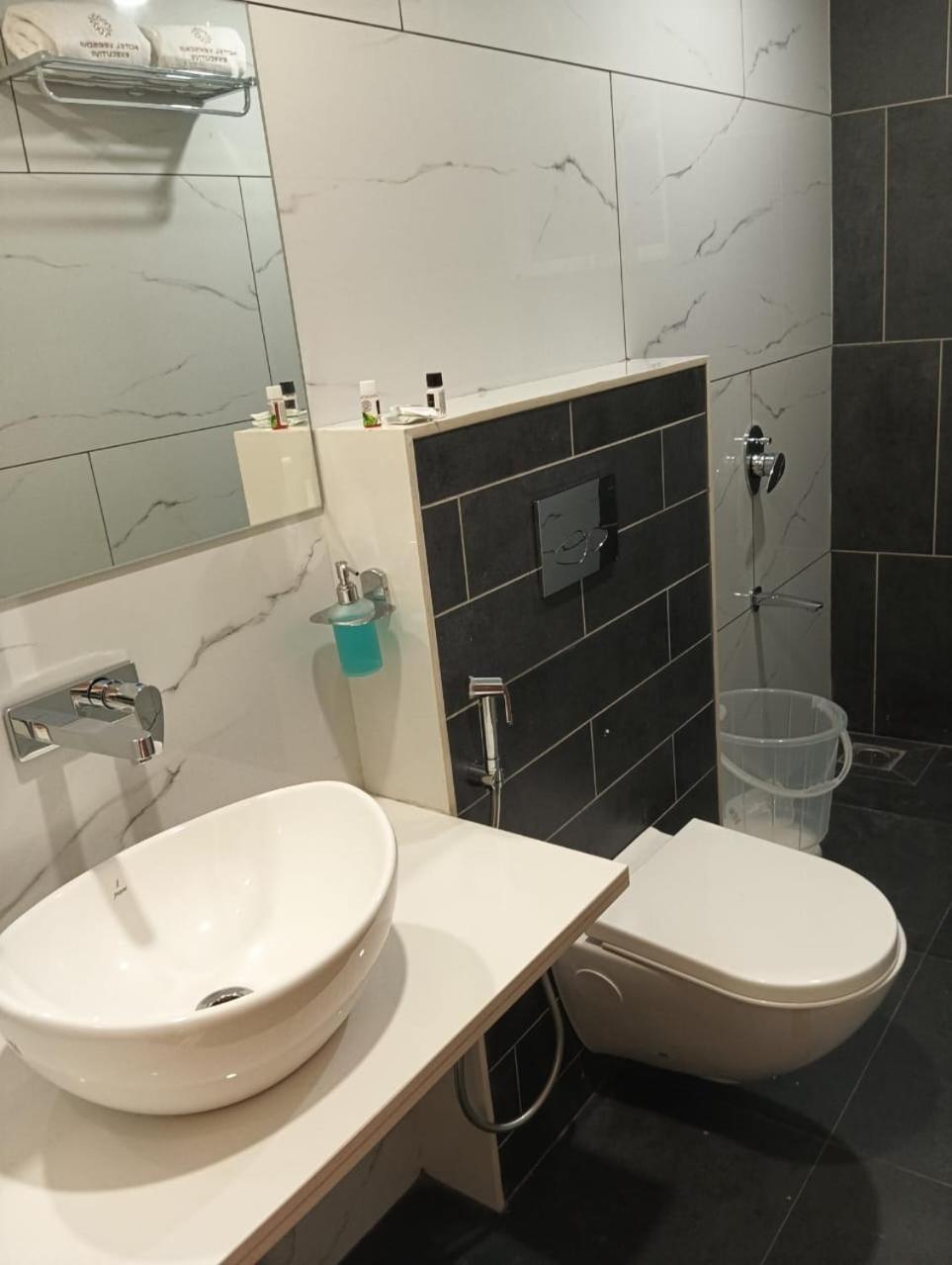 Hotel Veesons Executive Solapur Eksteriør billede