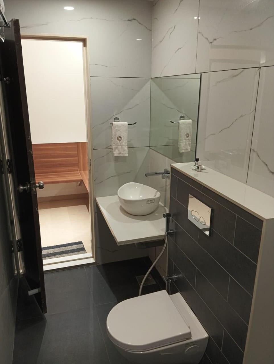 Hotel Veesons Executive Solapur Eksteriør billede