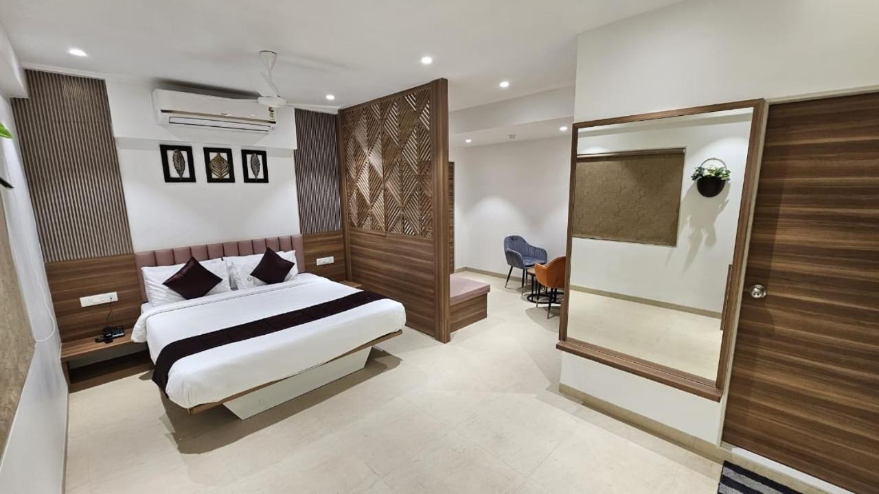 Hotel Veesons Executive Solapur Eksteriør billede